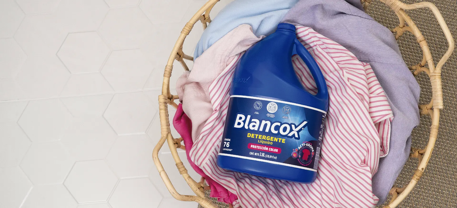 Producto Blancox detergente líquido sobre ropa