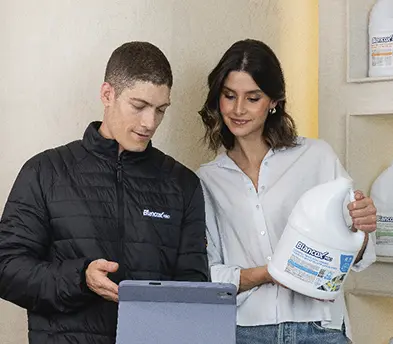 dos personas mirando una tablet