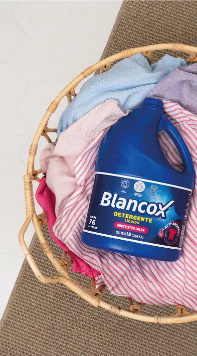 Banner detergente mobile, canasta con ropa y la botella de detergente